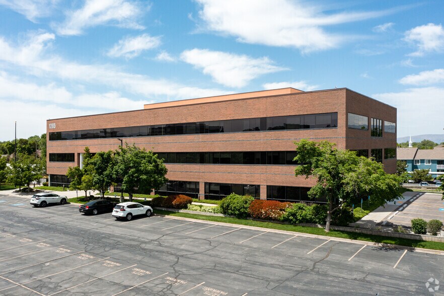 1265 E Fort Union Blvd, Cottonwood Heights, UT à louer - Photo du bâtiment - Image 3 de 6