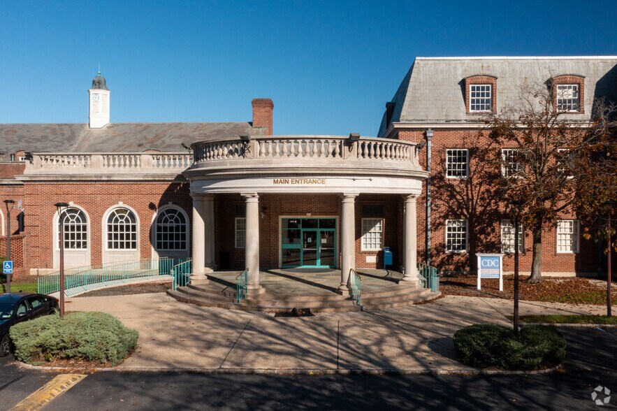 2100 Middle Country Rd, Centereach, NY à louer - Photo du bâtiment - Image 3 de 24