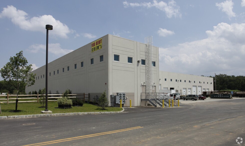 600 Hartle St, Sayreville, NJ à louer - Photo du bâtiment - Image 2 de 13