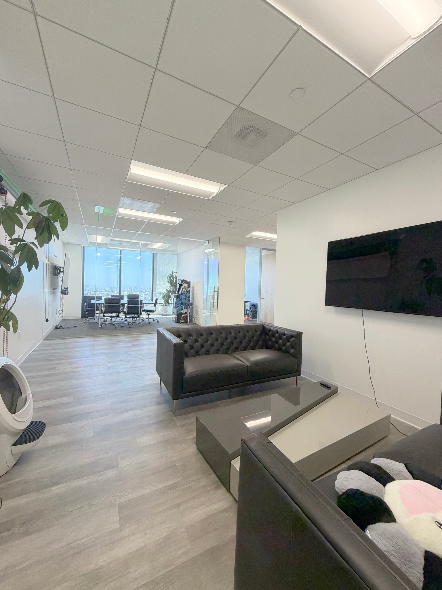 10880 Wilshire Blvd, Los Angeles, CA for lease Interior Photo- Image 1 of 11