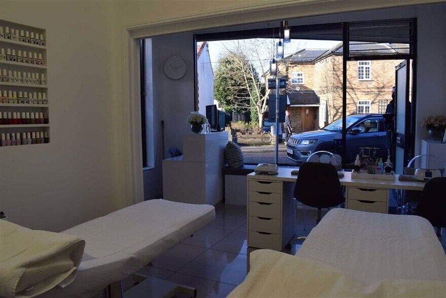 5-5A Forest Rd, Loughton à louer - Photo du bâtiment - Image 3 de 9