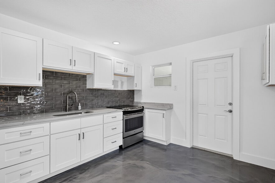 5327 St. Lucie Blvd, Fort Pierce, FL for lease - Building Photo - Image 3 of 6