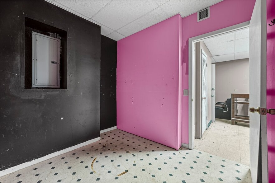 1104 W Glen Flora Ave, Waukegan, IL for sale - Building Photo - Image 3 of 7