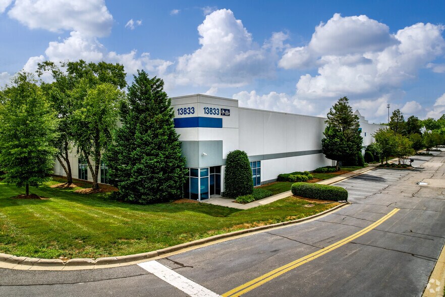 13833 Carowinds Blvd, Charlotte, NC for lease - Building Photo - Image 2 of 5