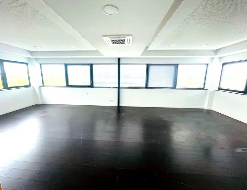 Bureau dans Égly à louer Photo du bâtiment- Image 1 de 6