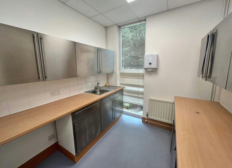 61 Chertsey Rd, Woking à louer - Photo du bâtiment - Image 1 de 7