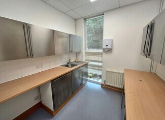 Plus de détails pour 61 Chertsey Rd, Woking - Bureau à louer