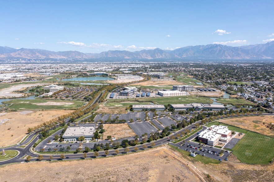 Parkway Center Office Campus portfolio of 3 properties for sale on LoopNet.ca - Aerial - Image 2 of 6