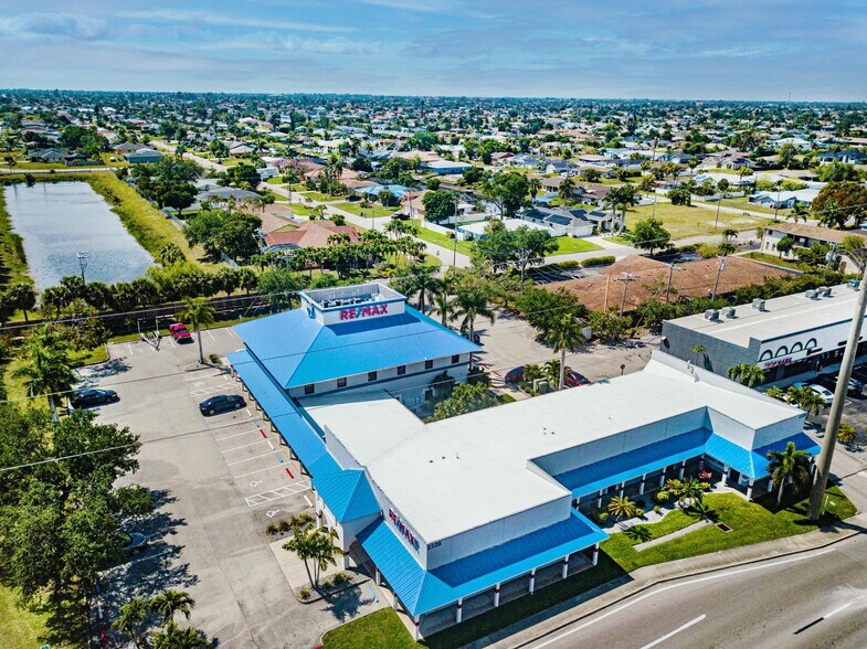 2326 Del Prado Blvd, Cape Coral, FL à louer - Photo du bâtiment - Image 2 de 15