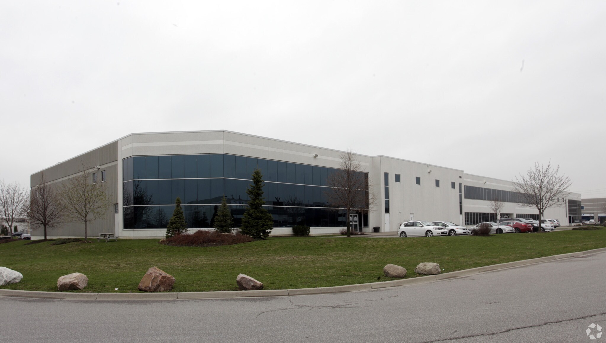 360-384 Connie Cres, Concord, ON à vendre Photo principale- Image 1 de 1