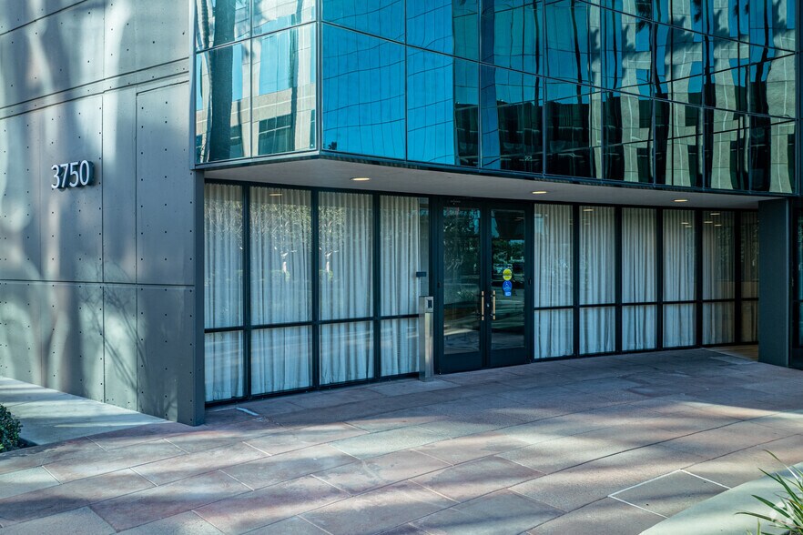 3750 Kilroy Airport Way, Long Beach, CA à louer - Photo du bâtiment - Image 3 de 7