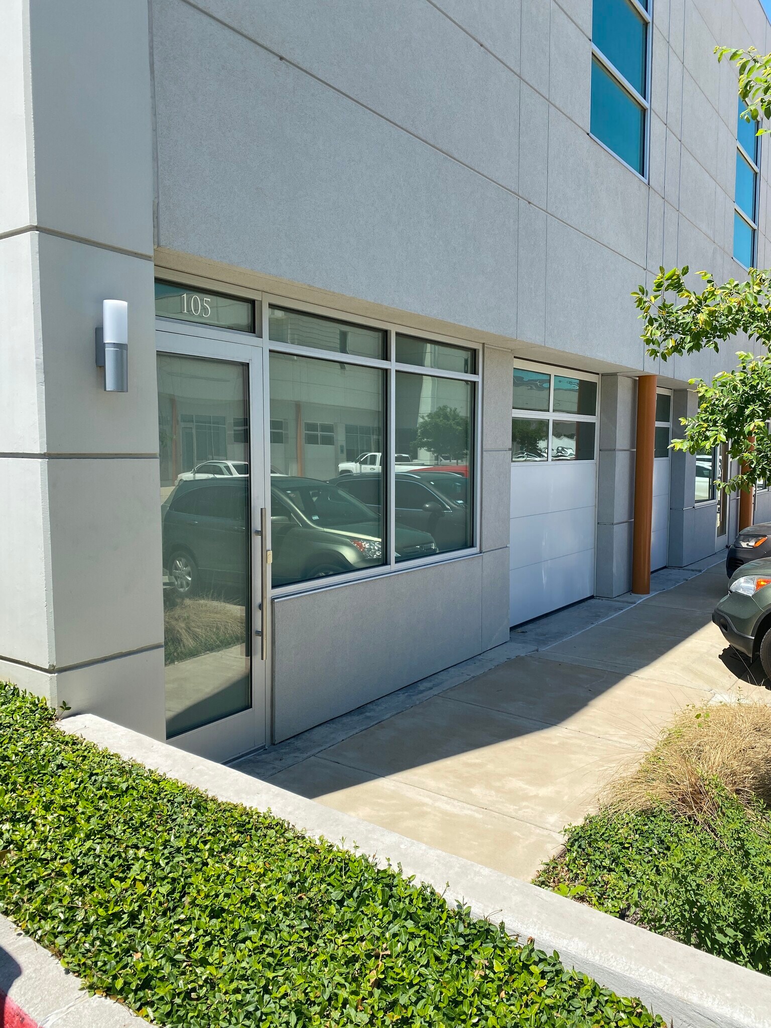 7037 Twin Hills Ave, Dallas, TX à louer Photo du bâtiment- Image 1 de 20