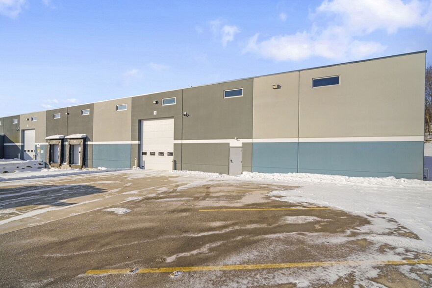 3769 Scenic Rd, Slinger, WI à louer - Photo du bâtiment - Image 2 de 8