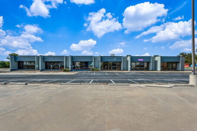 Plus de détails pour 1910 Pendleton Dr, Garland, TX - Bureau, Local d'activités à louer