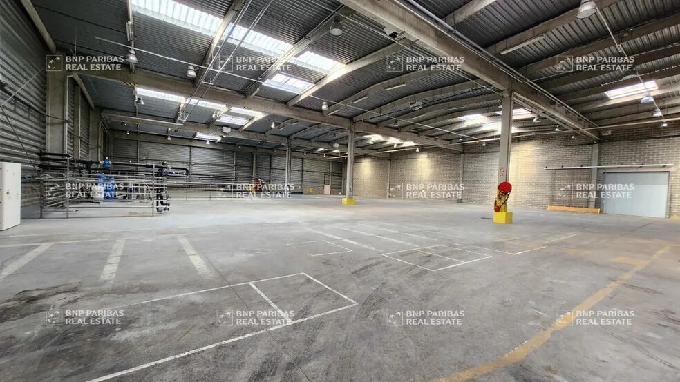 Flex in Sucy-en-Brie for lease - Interior Photo - Image 1 of 10