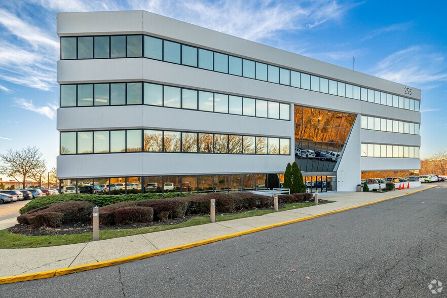 255 Executive Dr, Plainview, NY for lease - Primary Photo - Image 1 of 20