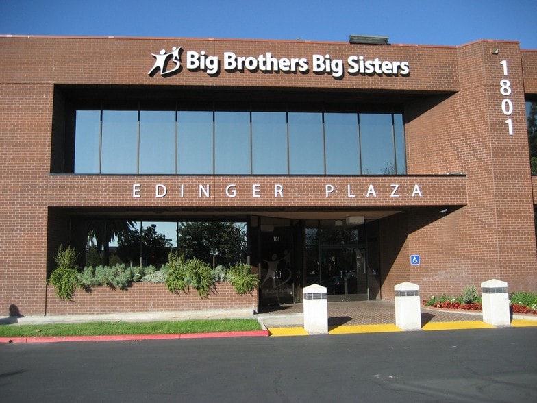 1801 E Edinger Ave, Santa Ana, CA à louer - Photo du bâtiment - Image 2 de 8