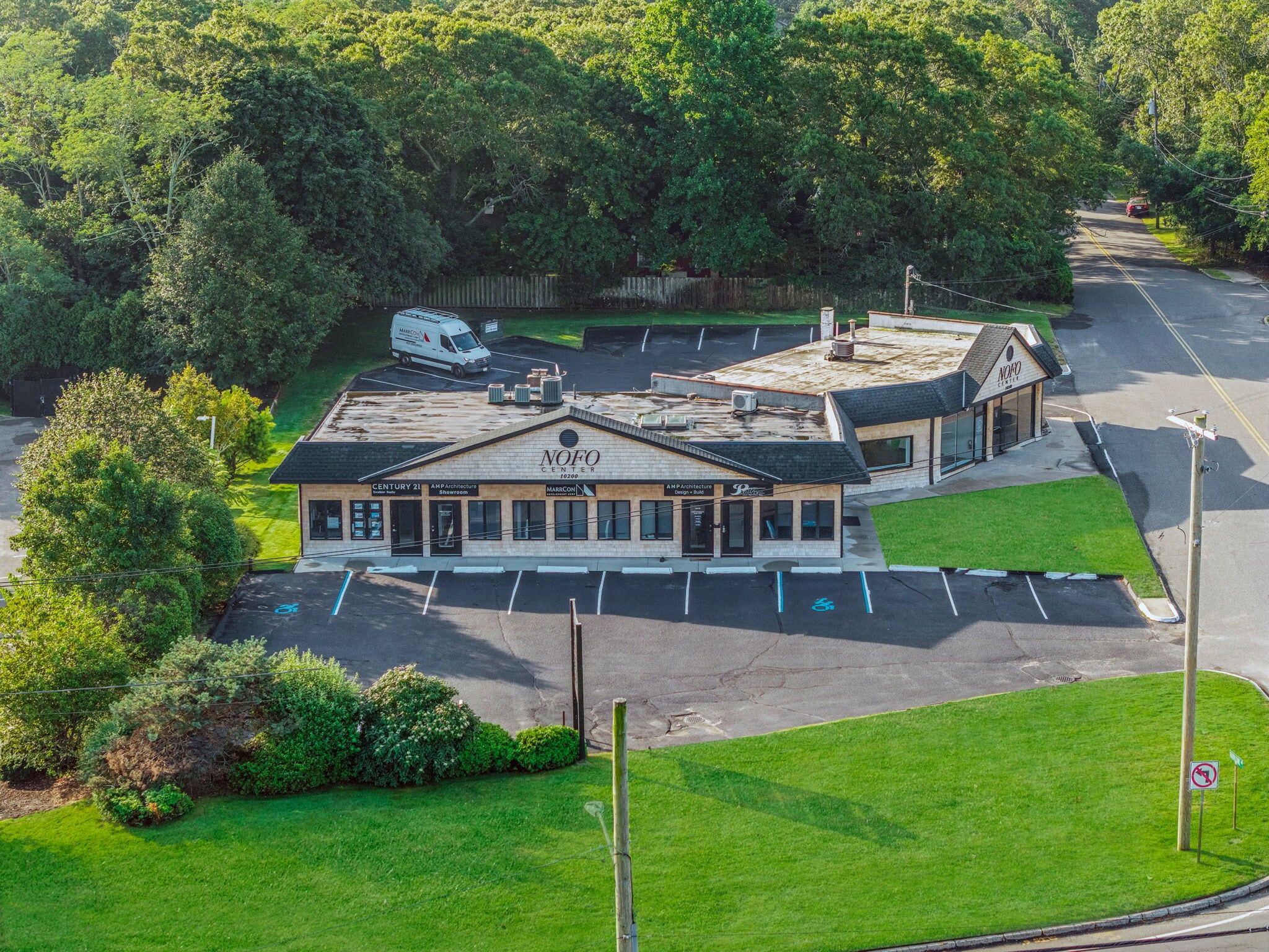 10200 Main Rd, Mattituck, NY à louer Photo du bâtiment- Image 1 de 25