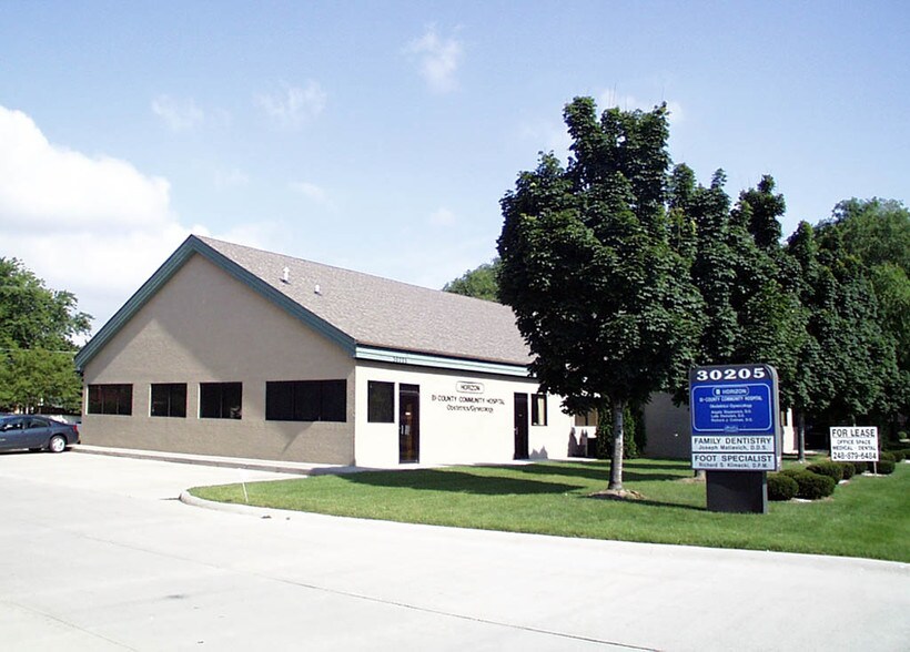 30205 Schoenherr Rd, Warren, MI à louer - Photo du bâtiment - Image 2 de 5