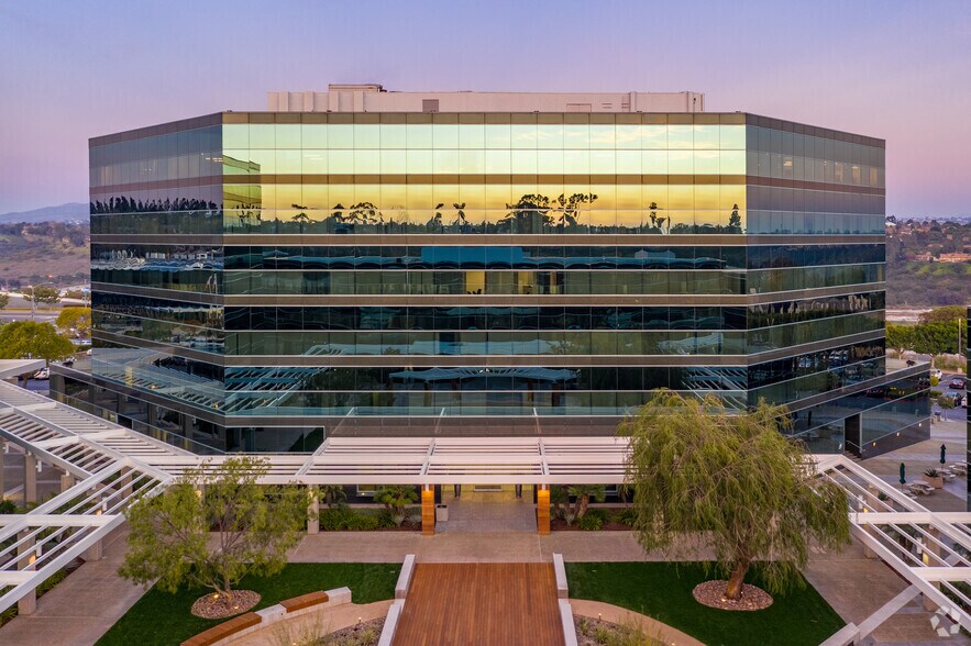 9655 Granite Ridge Dr, San Diego, CA à louer - Photo du bâtiment - Image 3 de 7