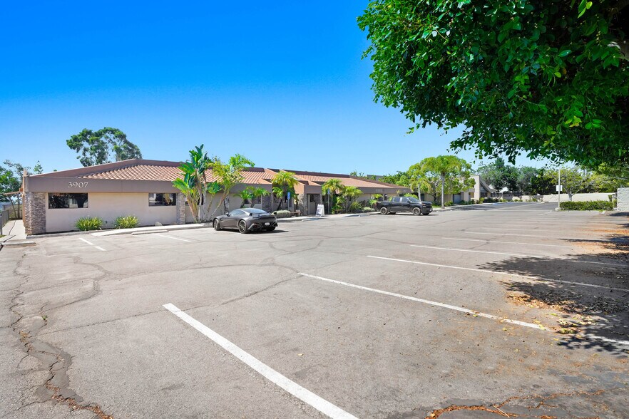 3907 Waring Rd, Oceanside, CA à louer - Photo du bâtiment - Image 3 de 7