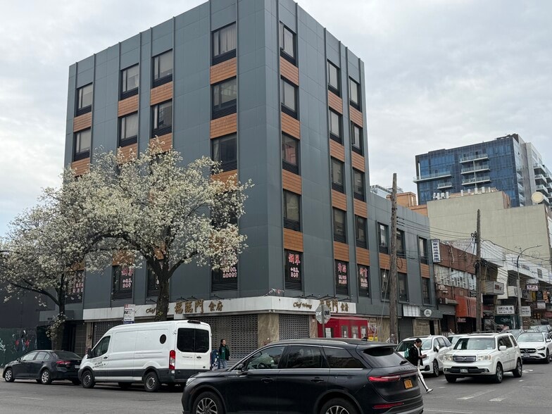13553 Northern Blvd, Flushing, NY for lease - Building Photo - Image 2 of 5