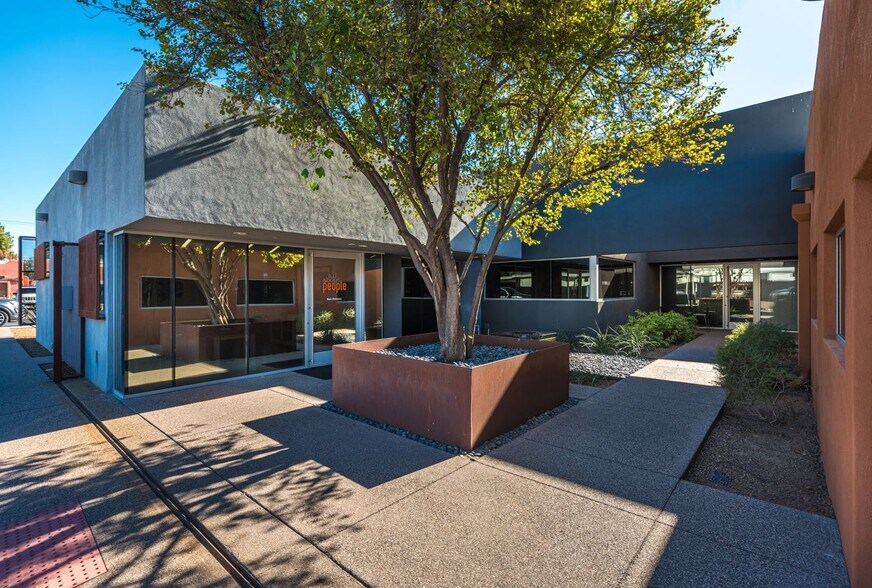 4422 E Indian School Rd, Phoenix, AZ à vendre - Photo du bâtiment - Image 2 de 9
