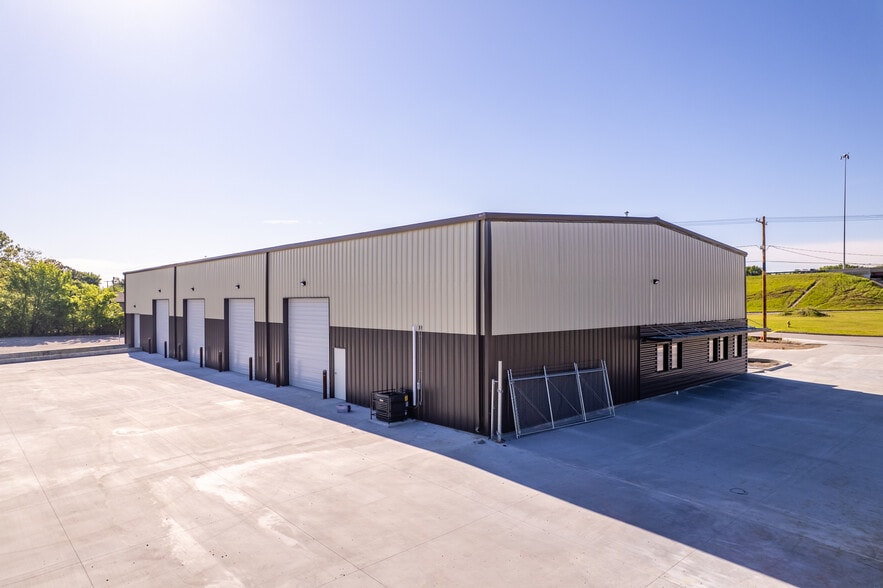 3801 W 51st St, Tulsa, OK for lease - Building Photo - Image 3 of 17