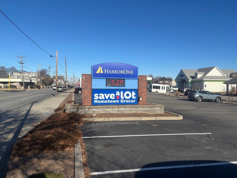 2830 Pawtucket Ave, East Providence, RI à vendre - Photo du bâtiment - Image 2 de 3