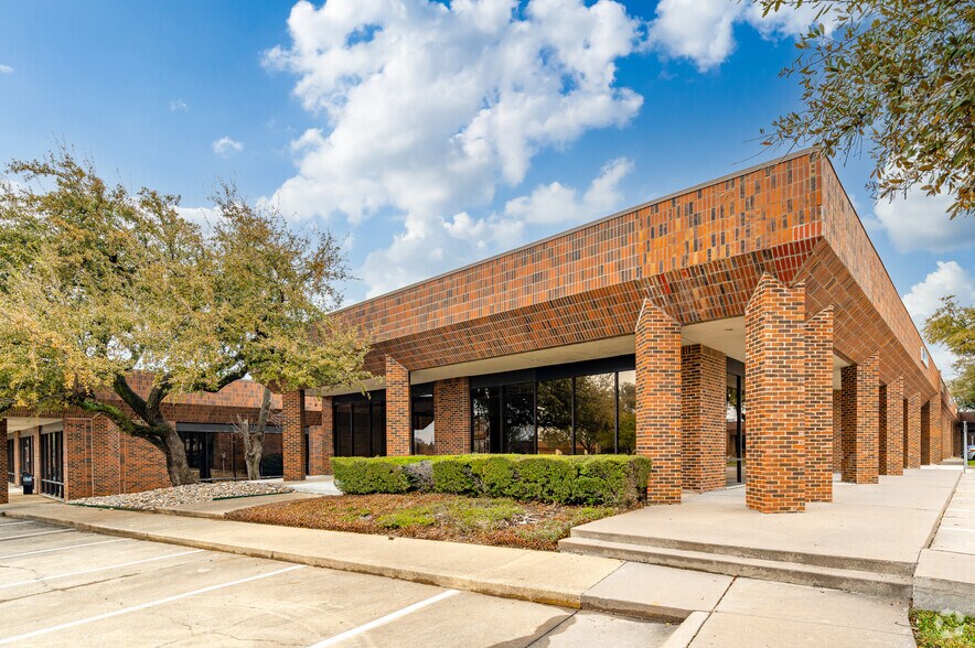 4275 Kellway Cir, Addison, TX à louer - Photo du bâtiment - Image 2 de 6