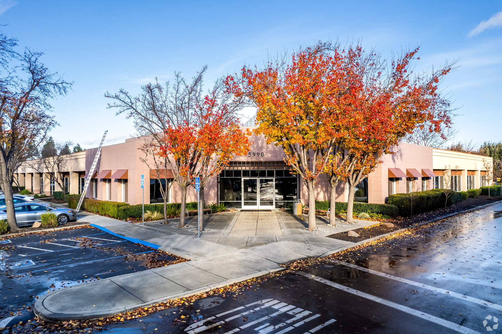 5980 Stoneridge Dr, Pleasanton, CA à louer Photo du bâtiment- Image 1 de 8