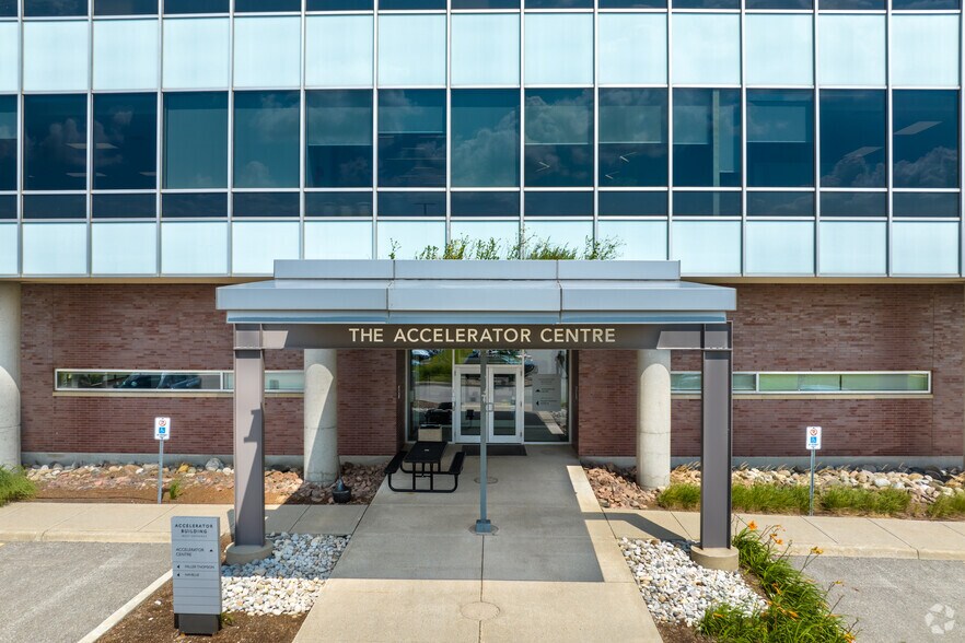 295 Hagey Blvd, Waterloo, ON à vendre - Photo du bâtiment - Image 3 de 5