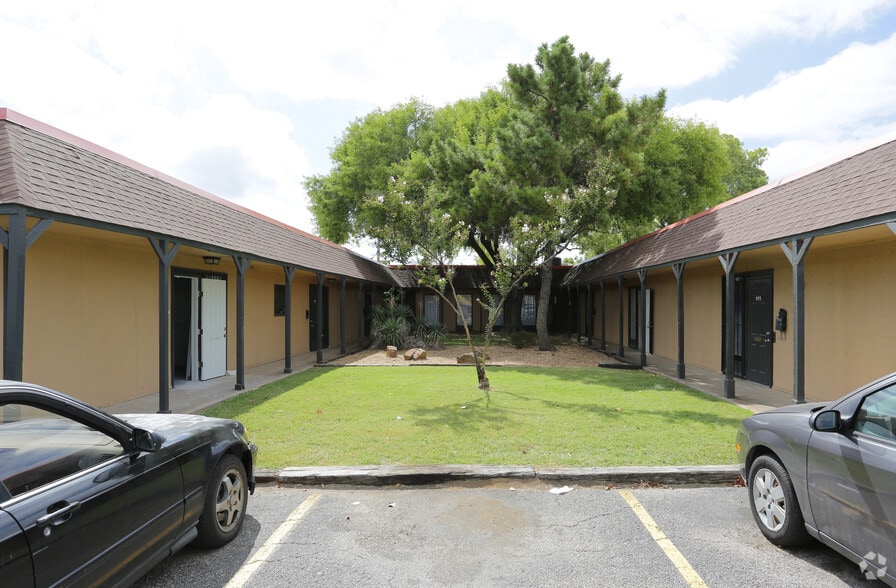 3814 Marquis Dr, Garland, TX for lease - Building Photo - Image 2 of 3