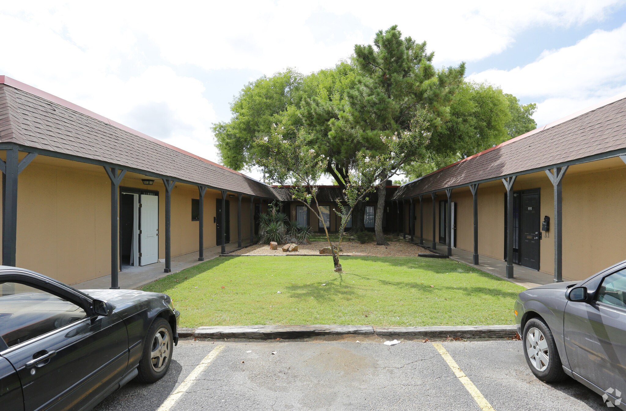 3814 Marquis Dr, Garland, TX à louer Photo du bâtiment- Image 1 de 4