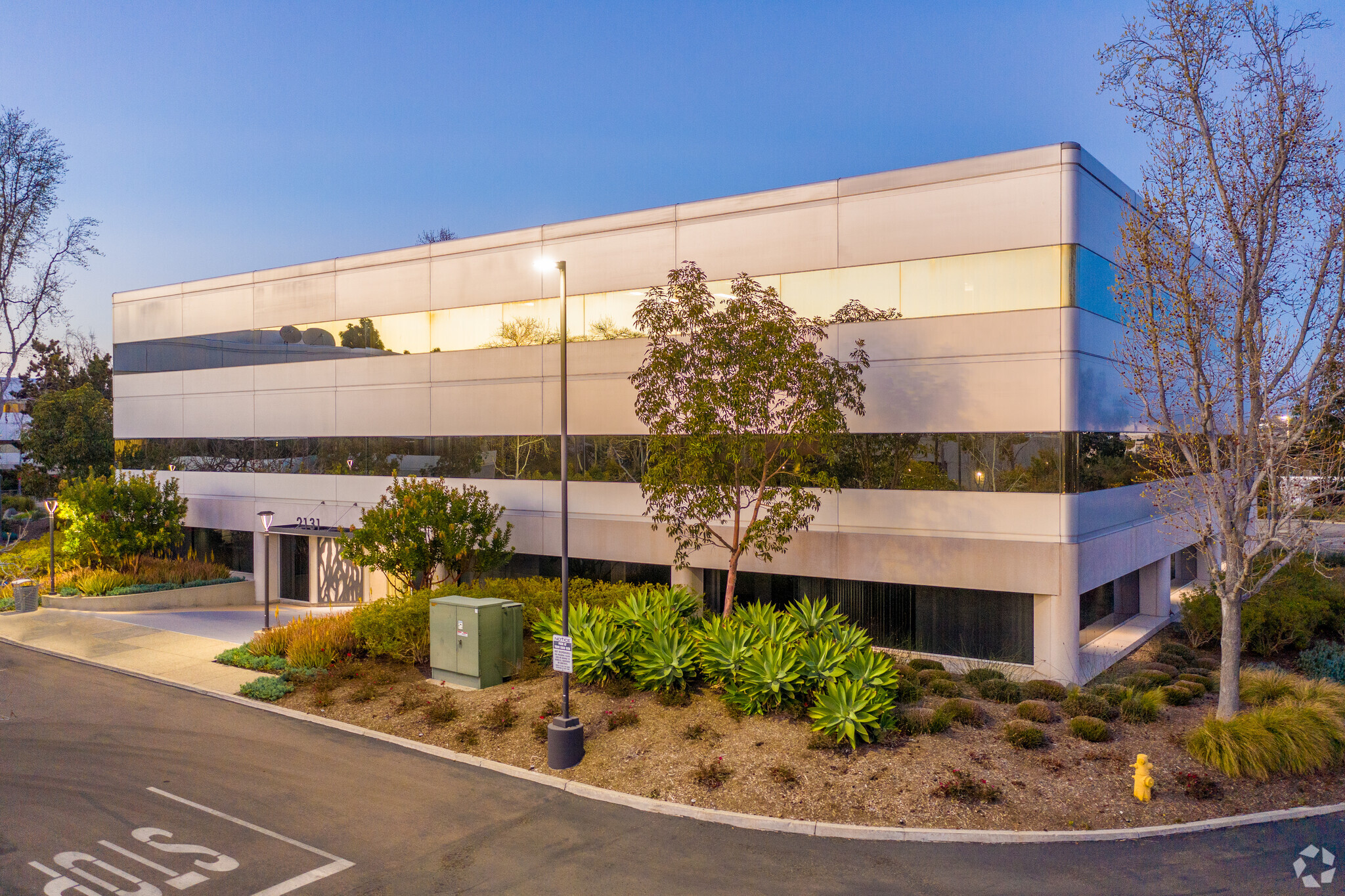 2111 Palomar Airport Rd, Carlsbad, CA à louer Photo du bâtiment- Image 1 de 28