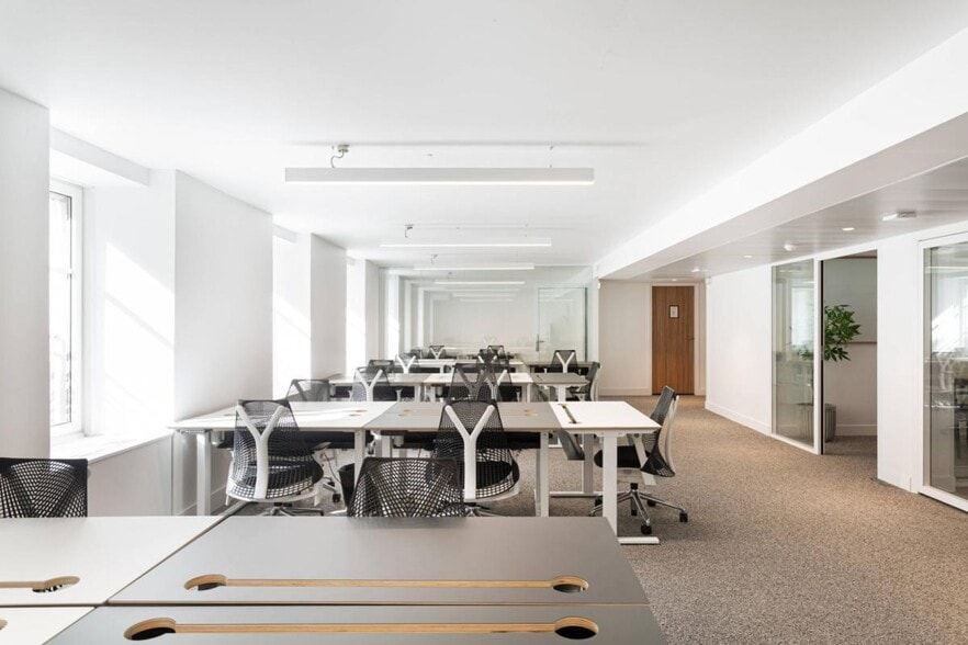 26 Rue De Montholon, Paris for lease - Building Photo - Image 3 of 19