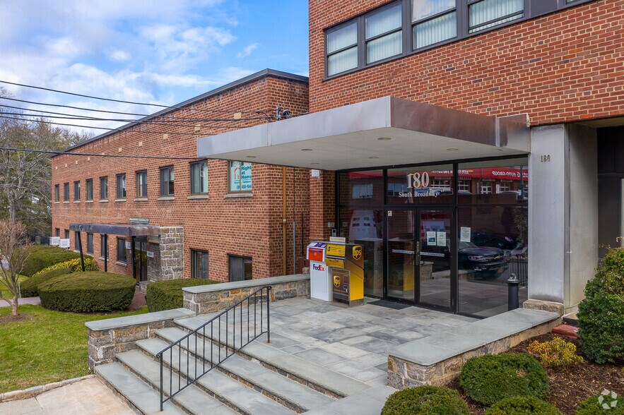 180 S Broadway, White Plains, NY à louer - Photo du bâtiment - Image 3 de 8