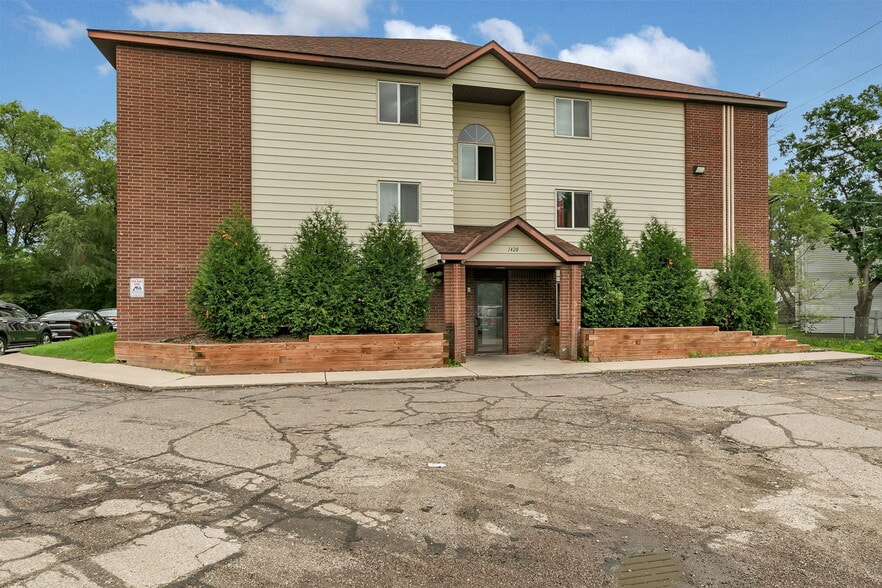 1416 6th Ave S, Saint Cloud, MN à vendre - Photo du bâtiment - Image 2 de 4