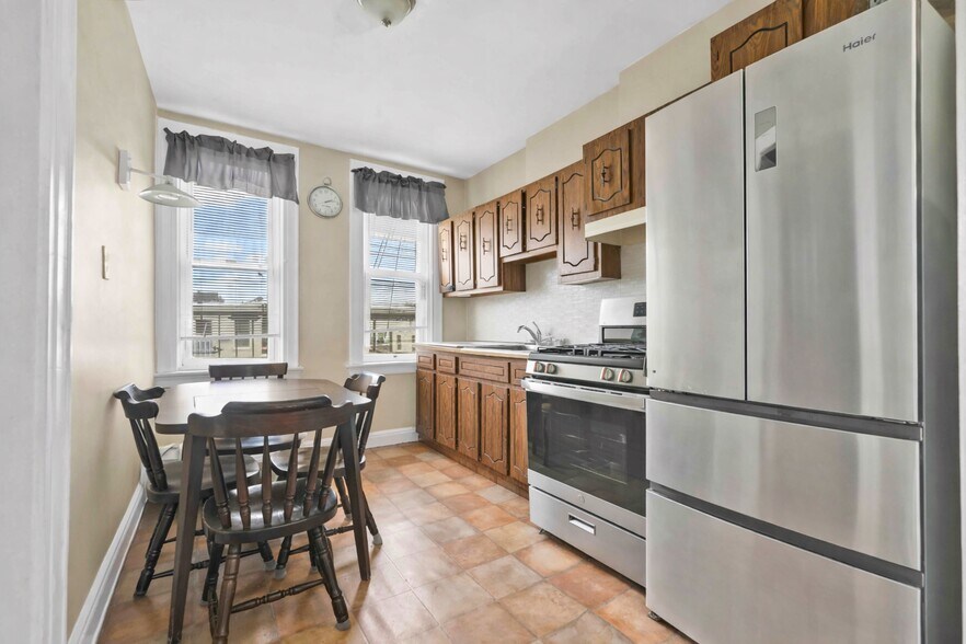6340 Fresh Pond Rd, Ridgewood, NY à vendre - Photo du bâtiment - Image 3 de 24