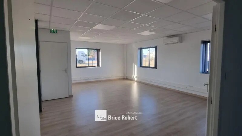 214 Rue De L'Artisanat, Saint-André-de-Corcy for lease - Interior Photo - Image 3 of 5