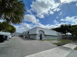 2696 NW 31st Ave, Lauderdale Lakes, FL for lease Building Photo- Image 1 of 2