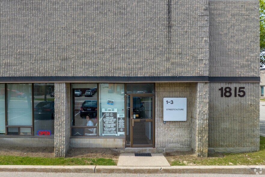 1815 Meyerside Dr, Mississauga, ON à louer - Photo du bâtiment - Image 3 de 4