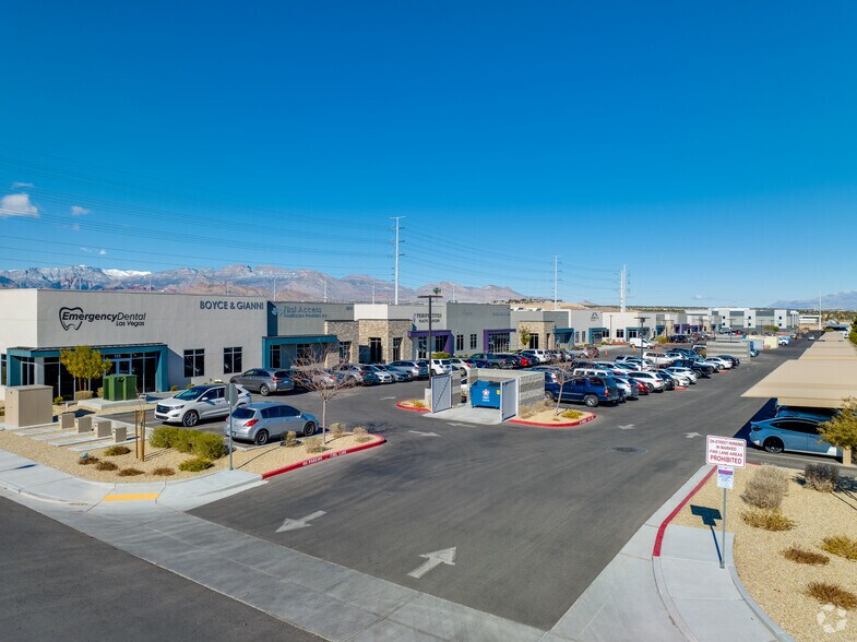 5864 S Durango Dr, Las Vegas, NV à vendre - Photo du bâtiment - Image 2 de 8