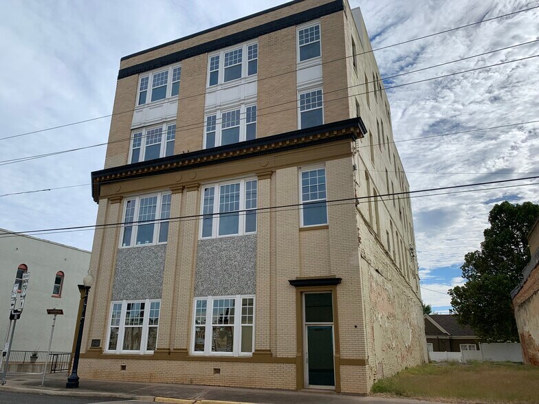 202 E Main St, Henderson, TX à vendre - Photo du bâtiment - Image 3 de 42