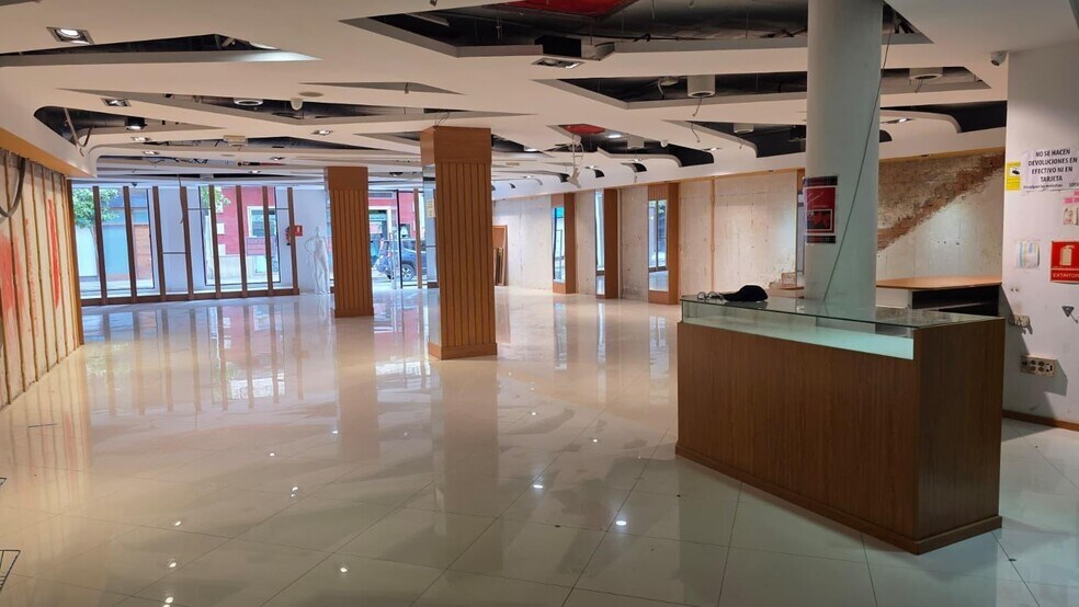 Retail in Elche for lease - Interior Photo - Image 2 of 6