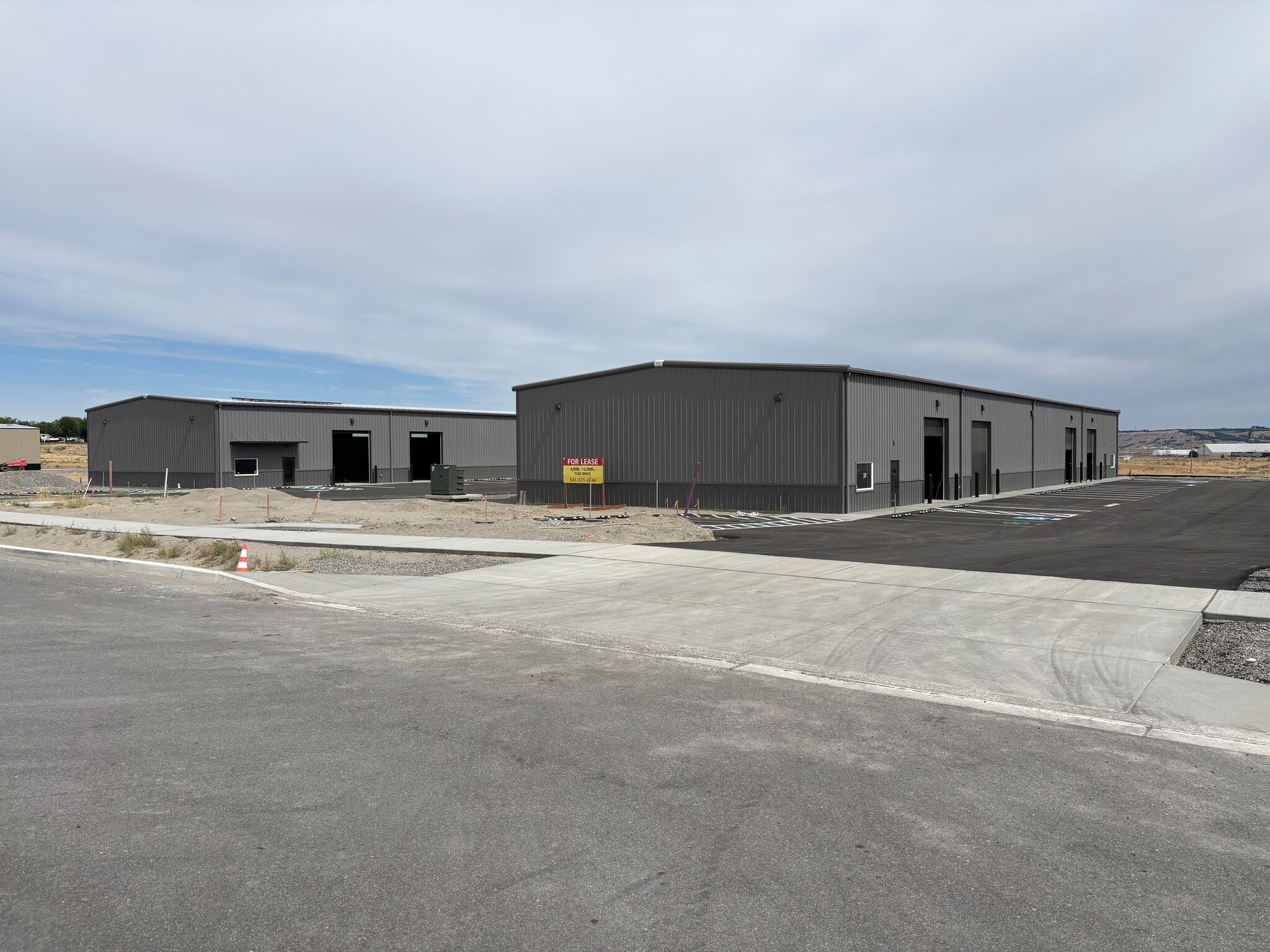 2574 Henderson Loop, Richland, WA for lease Building Photo- Image 1 of 2