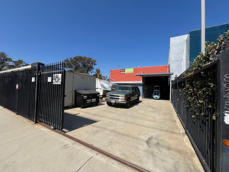 8945 Ellis Ave, Los Angeles, CA for lease - Building Photo - Image 1 of 3