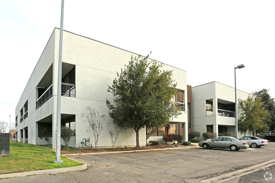 4974 E Clinton Way, Fresno, CA for lease - Building Photo - Image 1 of 4