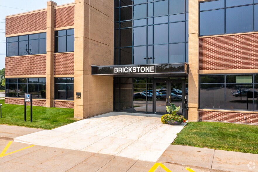 1055 Jordan Creek Pky, West Des Moines, IA à louer - Photo du bâtiment - Image 3 de 6