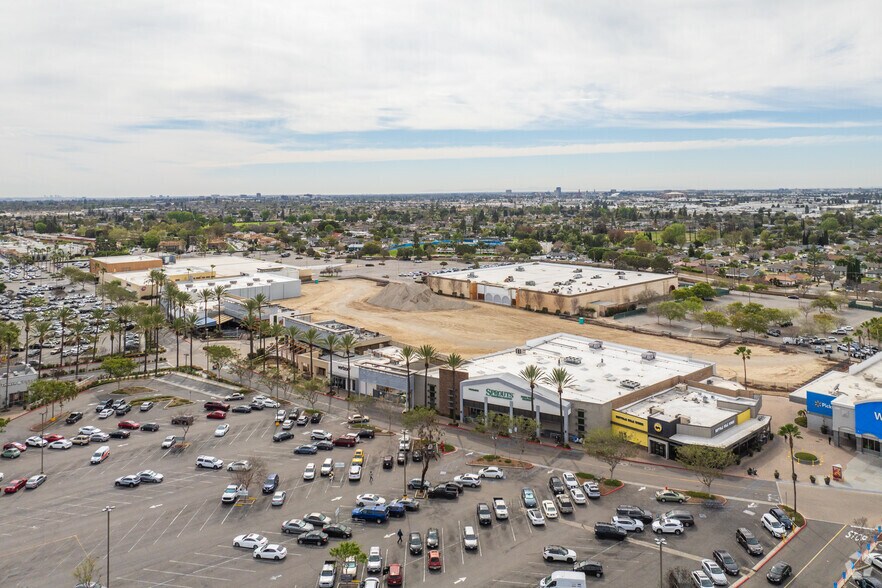 1500 E Village Way, Orange, CA à louer - Photo du bâtiment - Image 1 de 2